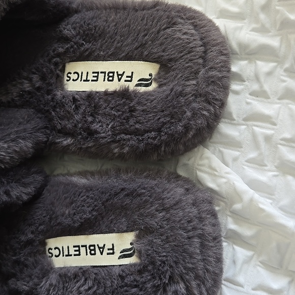 Fabletics Women's Plush Gray Comfy  Slippers - Picture 3 of 7